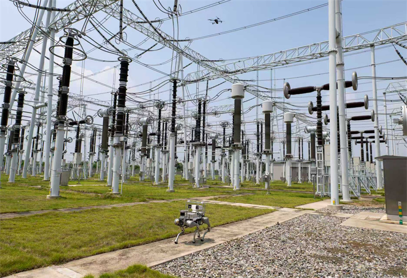 在500千伏安福变电站,国网湖北超高压公司启用“智能战队”开展“空天地”立体巡检。何伟、杨志强摄