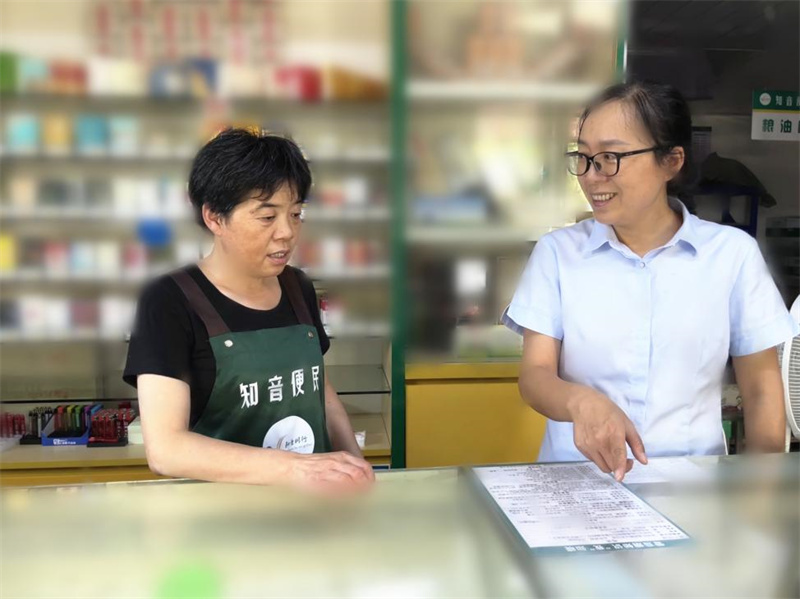 客户经理(右)讲解订货流程。陈尧摄