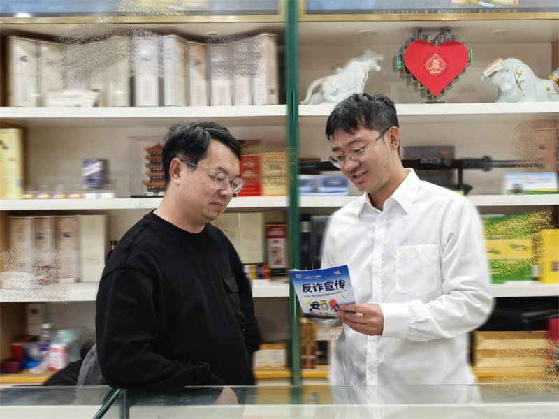 客户经理(右)进行反诈宣传。孔巍摄