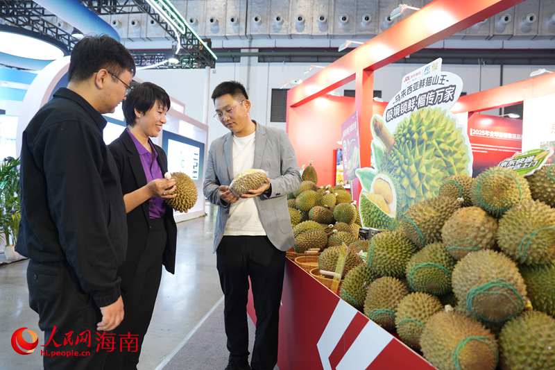 当天，借助海南自由贸易港政策，海南丰观实业集团有限公司首批马来西亚猫山王榴莲顺利登陆海南冬交会。人民网记者 符武平摄