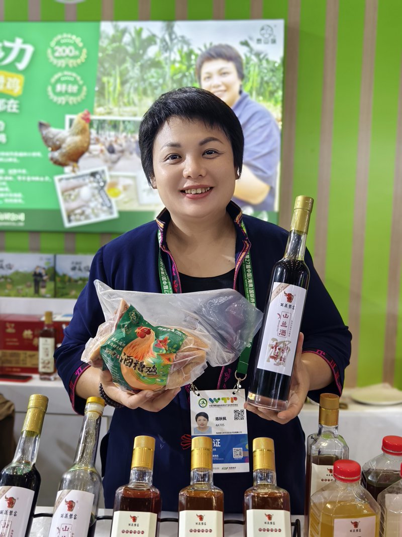 海南黎山味生态农业开发有限公司董事长陈秋枫展示“酒糟鸡”。受访者供图
