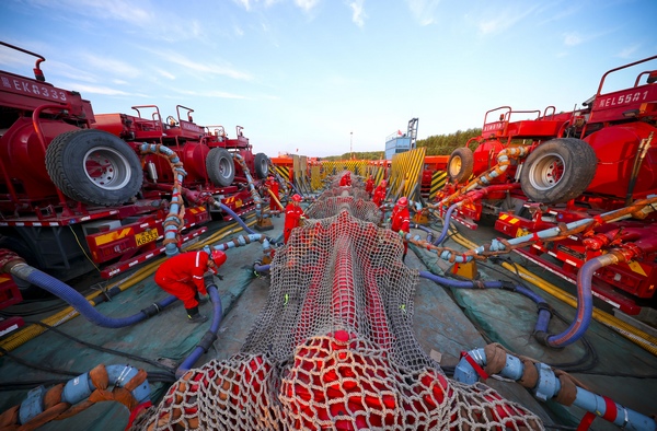 井下作业分公司压裂大队泵工正在古龙页岩油进行高压件维护保养。许书晨摄