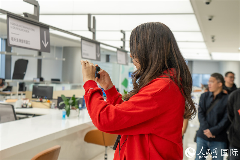 记者团在深圳出海e站通参观采访。人民网记者 许峥摄