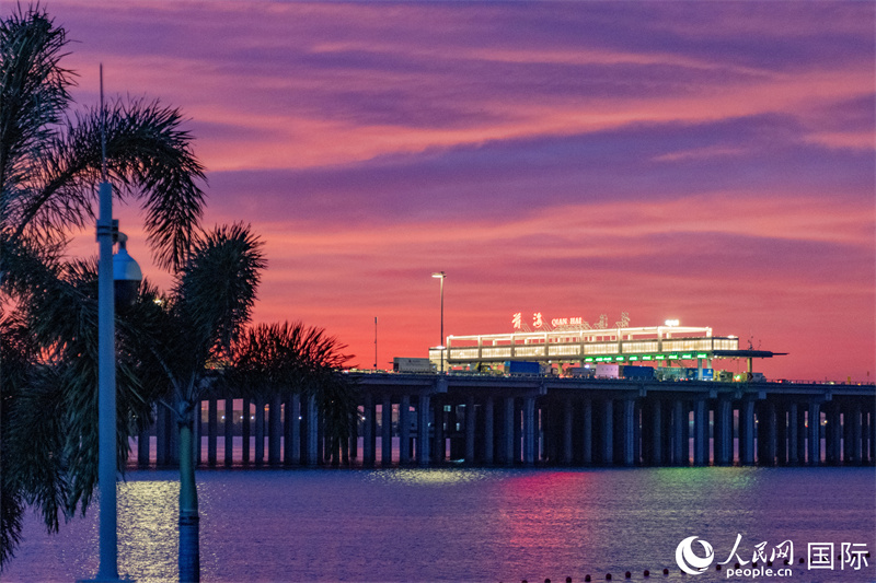 前海石公园夜景。 人民网记者 许峥摄