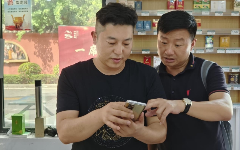 客户经理借助手持终端平台为客户提供服务。