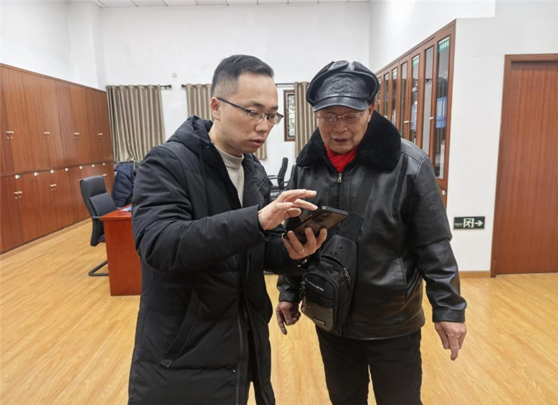 班组成员丁磊对客户进行针对性指导