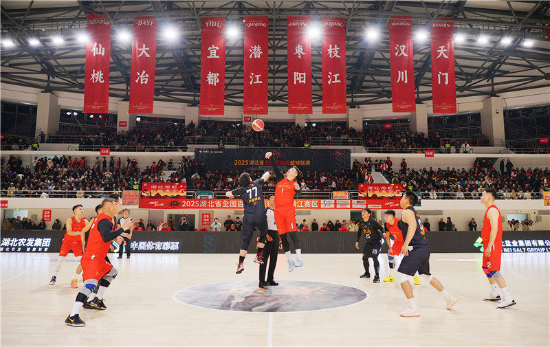 潜江篮球队在赛场拼搏