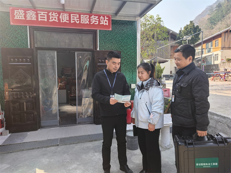 专卖证件管理人员正在向卷烟零售客户宣传法律法规政策。郝敬帆摄