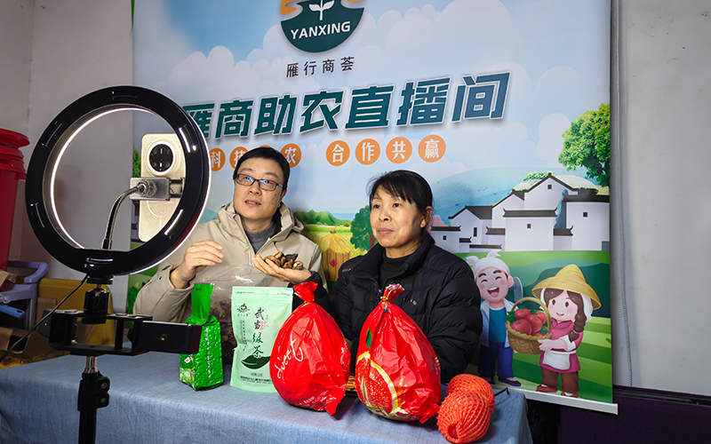 周虎店里开展助农直播。