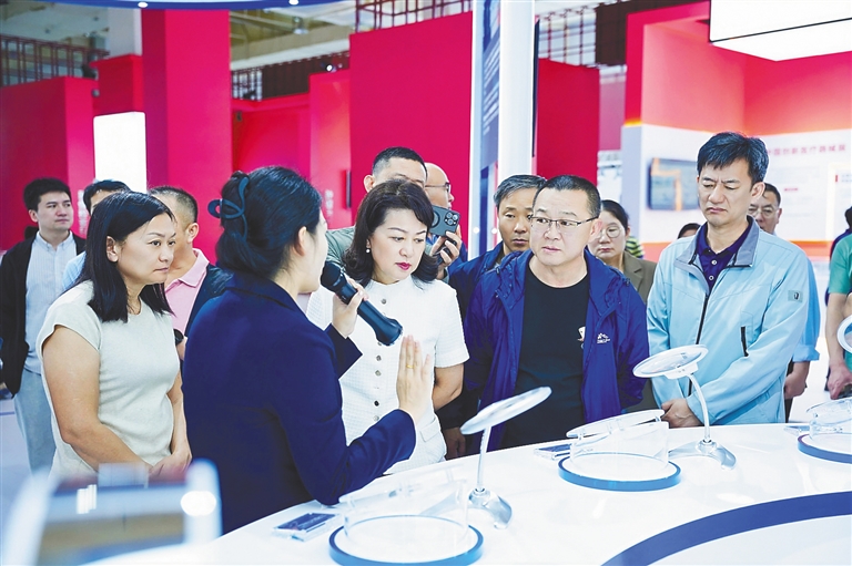 12月13日，考察团参观博鳌乐城“永不落幕”国际创新药械展，了解前沿药械技术和产品。组委会供图