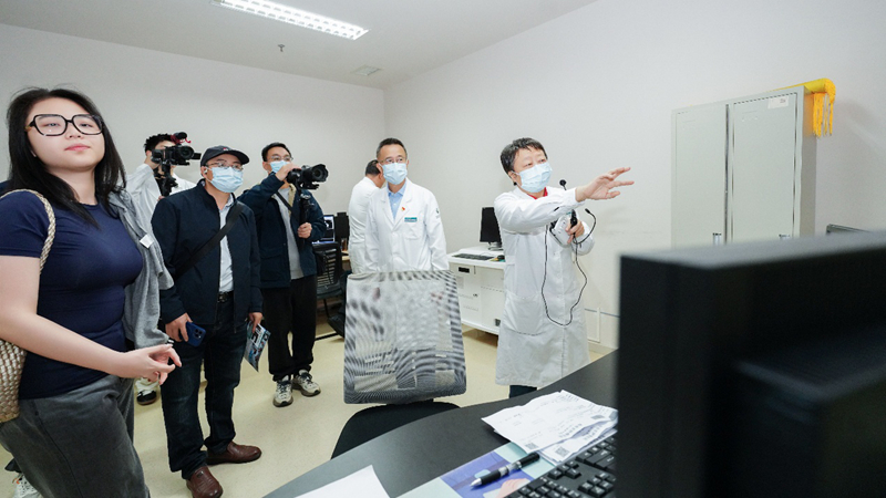 媒体参观核医学科。李弘毅摄