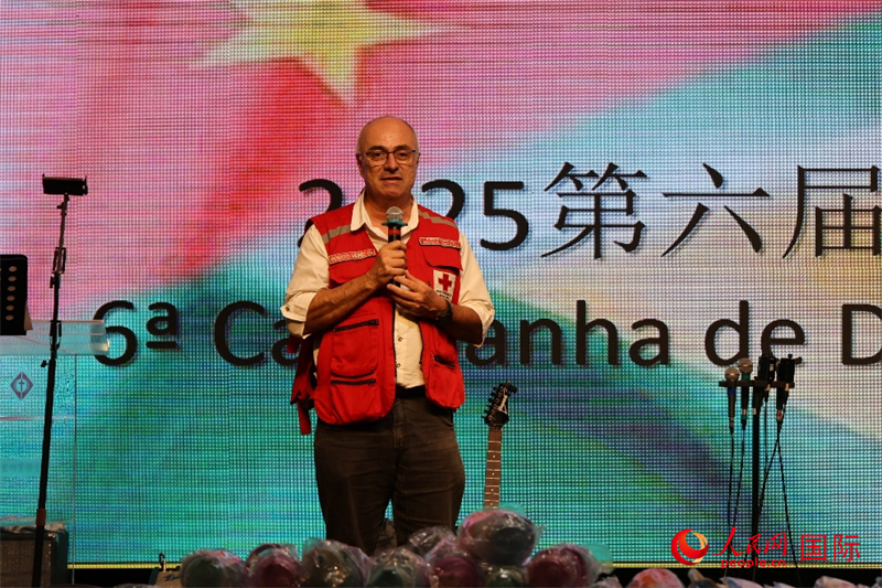 里约州新伊瓜苏市红十字会主席雷纳托·穆尼斯在活动中发言。人民网实习生 侯天泽摄