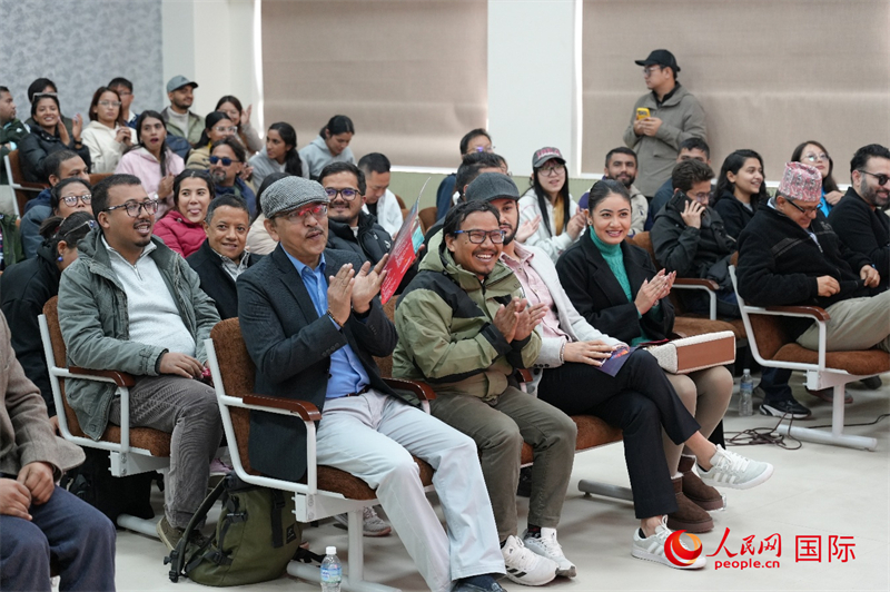 现场观众观看展映影片。人民网记者 李墨摄