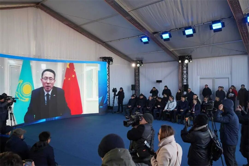 中国驻哈萨克斯坦大使韩春霖致辞。中国能建海投公司供图