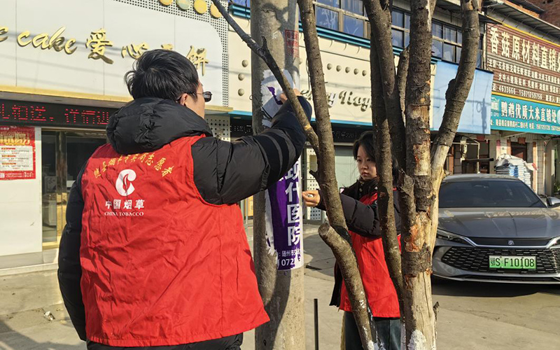 志愿者们帮忙清理违规小广告。