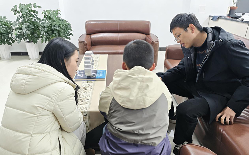 志愿者们辅导小朋友作业。