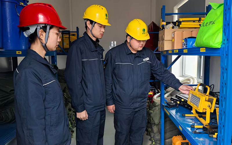 国网湖北直流公司特高压武汉换流变电站党支部纪检委员核查迎峰度冬应急物资储备。