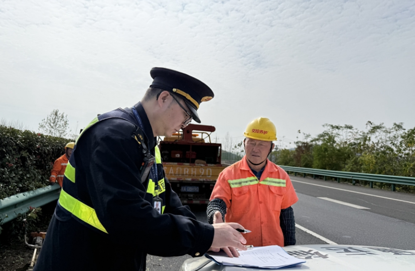 省高速公路路政支队加强冬季路域环境综合整治工作。