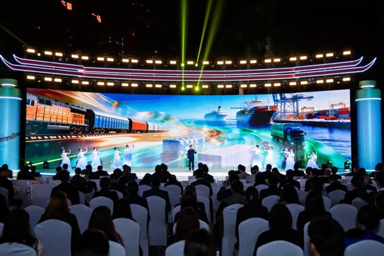 屏幕和现场融合打造沉浸式体验千年丝路图景。主办方供图