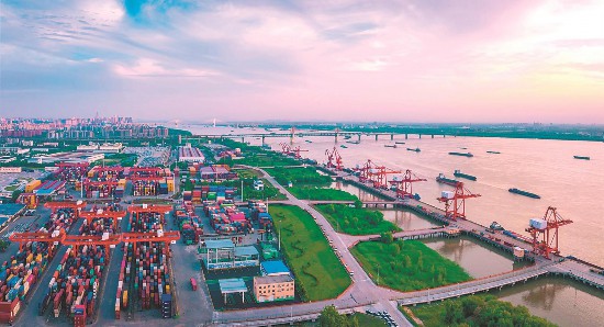 芜湖港朱家桥港区国际集装箱码头。（资料图片）通讯员 周啸勤 摄