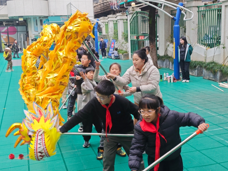 郭老师教学生舞龙。
