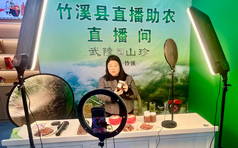 助农直播带货。李明摄