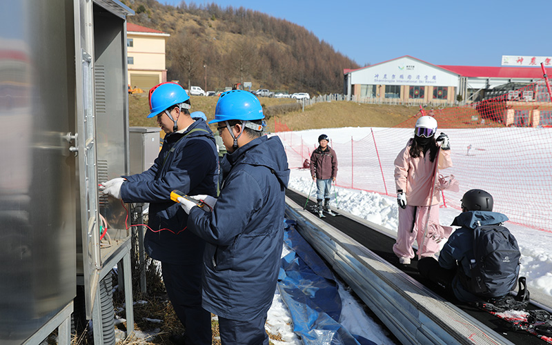 国网湖北电力员工前往神农架国际滑雪场,对配电柜、造雪机、魔毯等用电设备开展拉网式隐患排查,全面消除安全隐患。王小兵摄