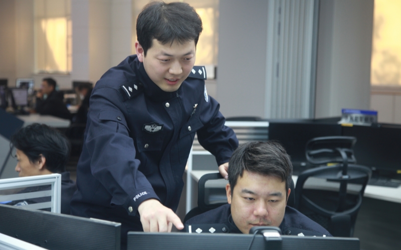 专班民警在研判采集信息工作。