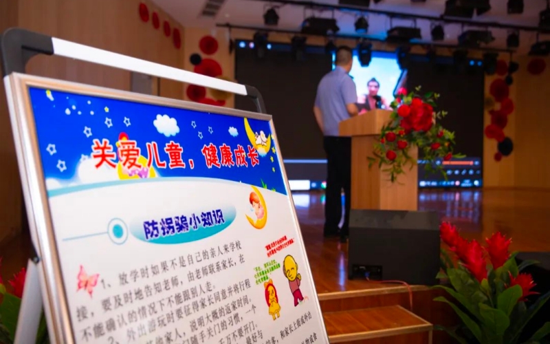 民警进校园开展安全宣讲。