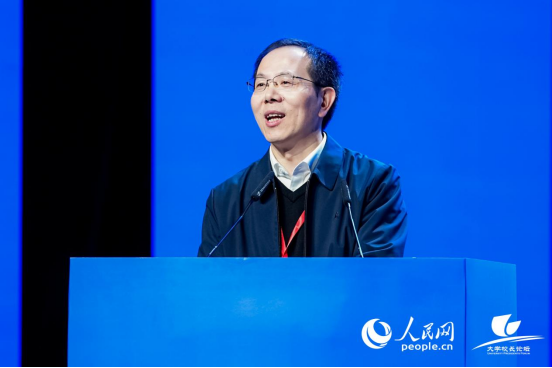 电子科技大学党委副书记、校长胡俊出席论坛并发言。
