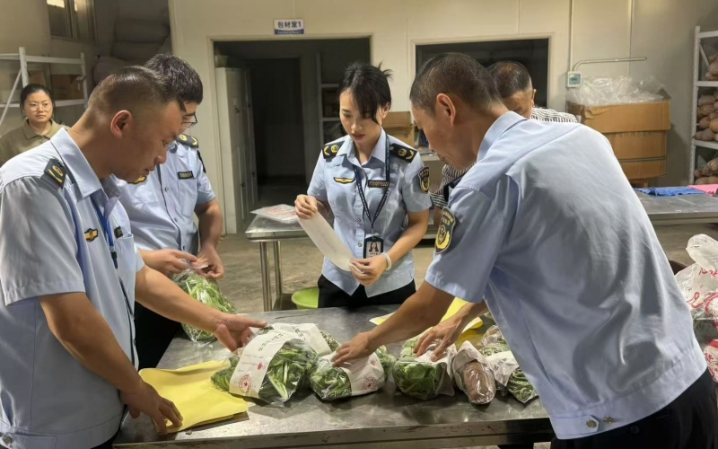 执法人员现场检查农资。