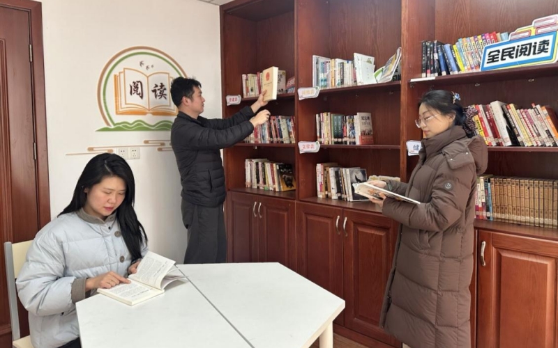 洪山区局青年员工在新峯书屋借阅图书。