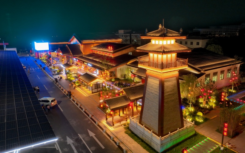 流光溢彩的潜江服务区,“一路一品,一区一景”,让司乘“歇脚点”变成高速公路“新景点”。