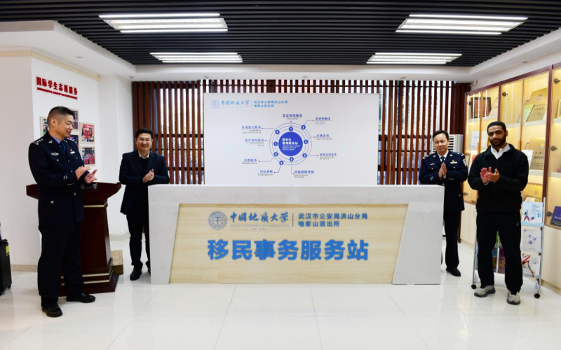 服务站揭幕现场。