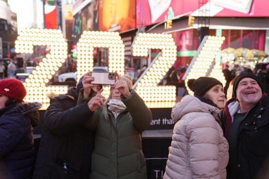 　　12月22日，游客在美国纽约时报广场2026年数字牌前留影。新华社记者张凤国摄