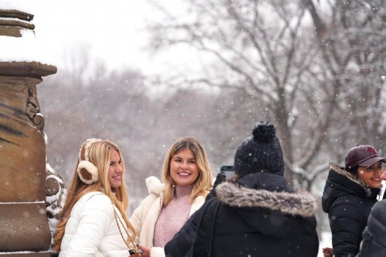 　　12月27日，在美国纽约中央公园，人们在雪中留影。新华社记者张凤国摄