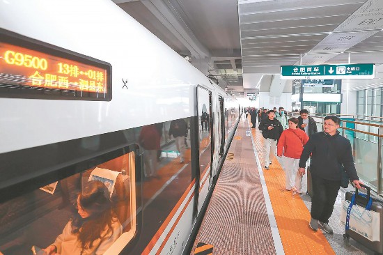 2025年12月30日,合肥西站,乘客正在登车。