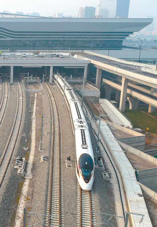 2025年12月30日,首发车G9500次列车驶出合肥西站。