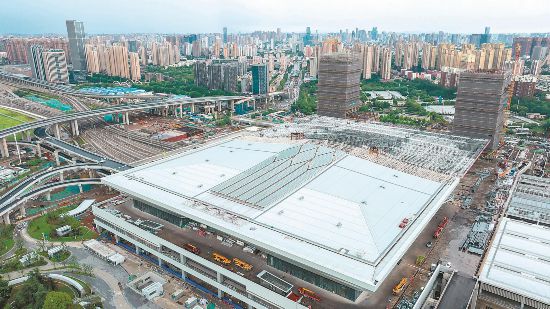 2025年6月26日,合肥西站东侧站房3100吨屋盖钢结构精准提升至41.138米高空,与西侧站房成功对接,合肥西站正式成型。