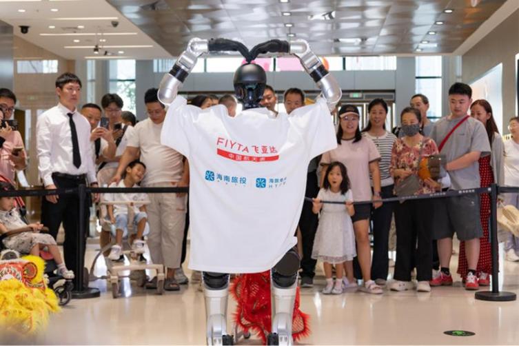 三亚海旅免税城飞亚达航天主题展科幻秀。三亚海旅免税城供图