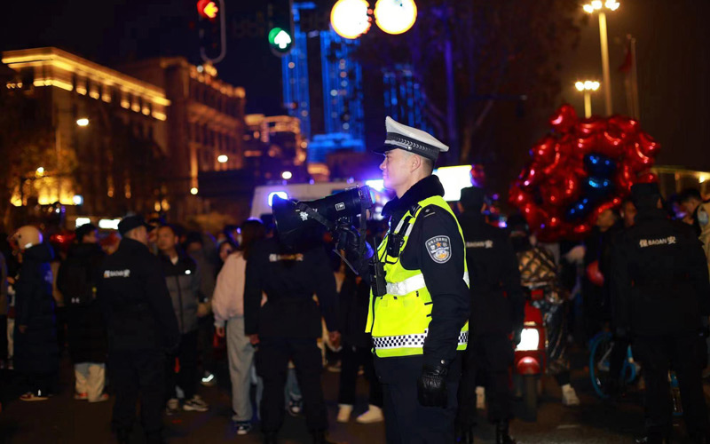 交警在活动现场疏导人流。