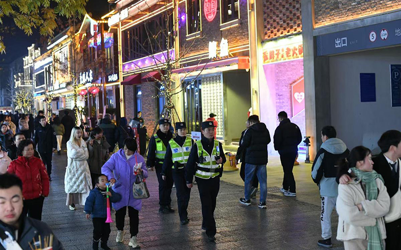 民警在街面巡逻执勤。