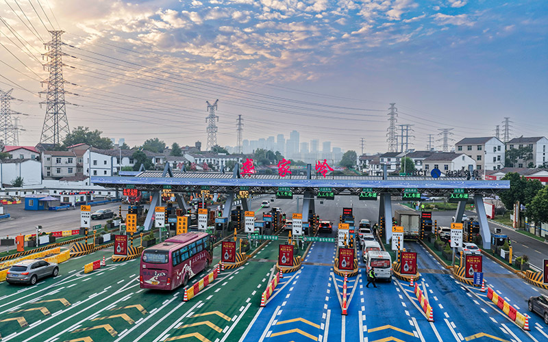 龚家岭收费站路域环境全面焕新，勾勒出江城“东大门”的温暖轮廓。