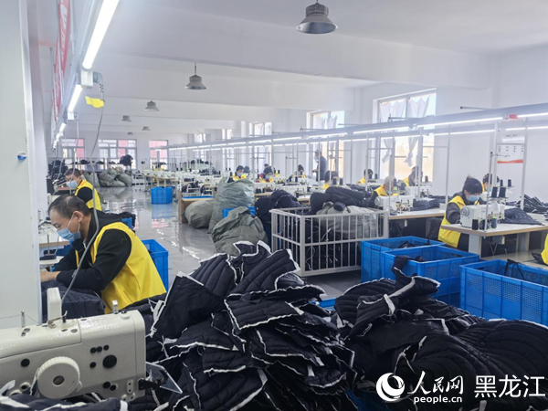 羽绒加工厂生产车间。人民网记者 张齐摄