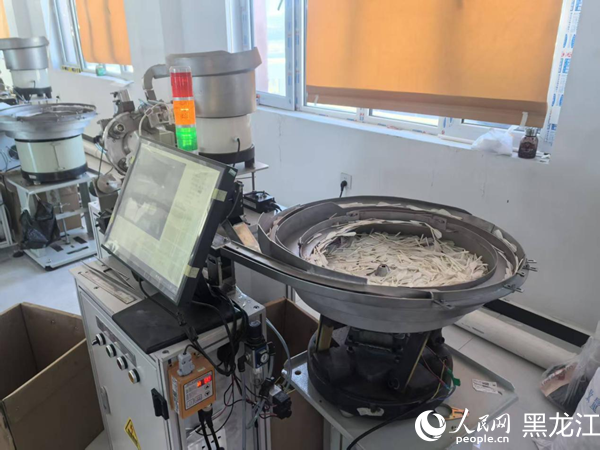 羽毛球生产车间。人民网记者 张齐摄