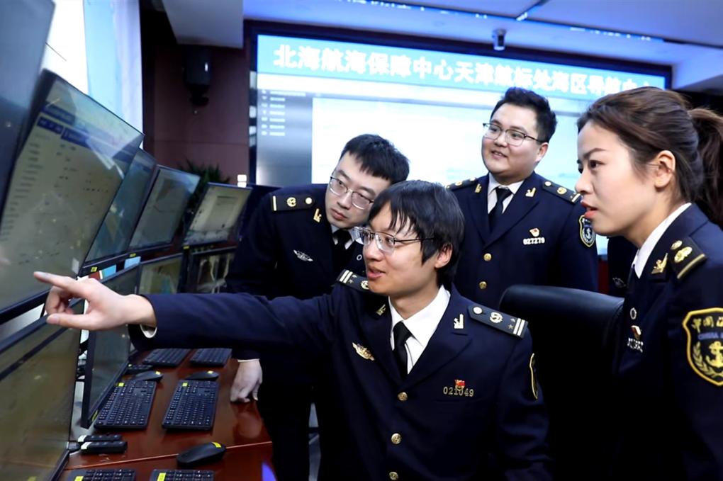 姚高乐（左二）带领团队攻克技术难点。（受访者供图）