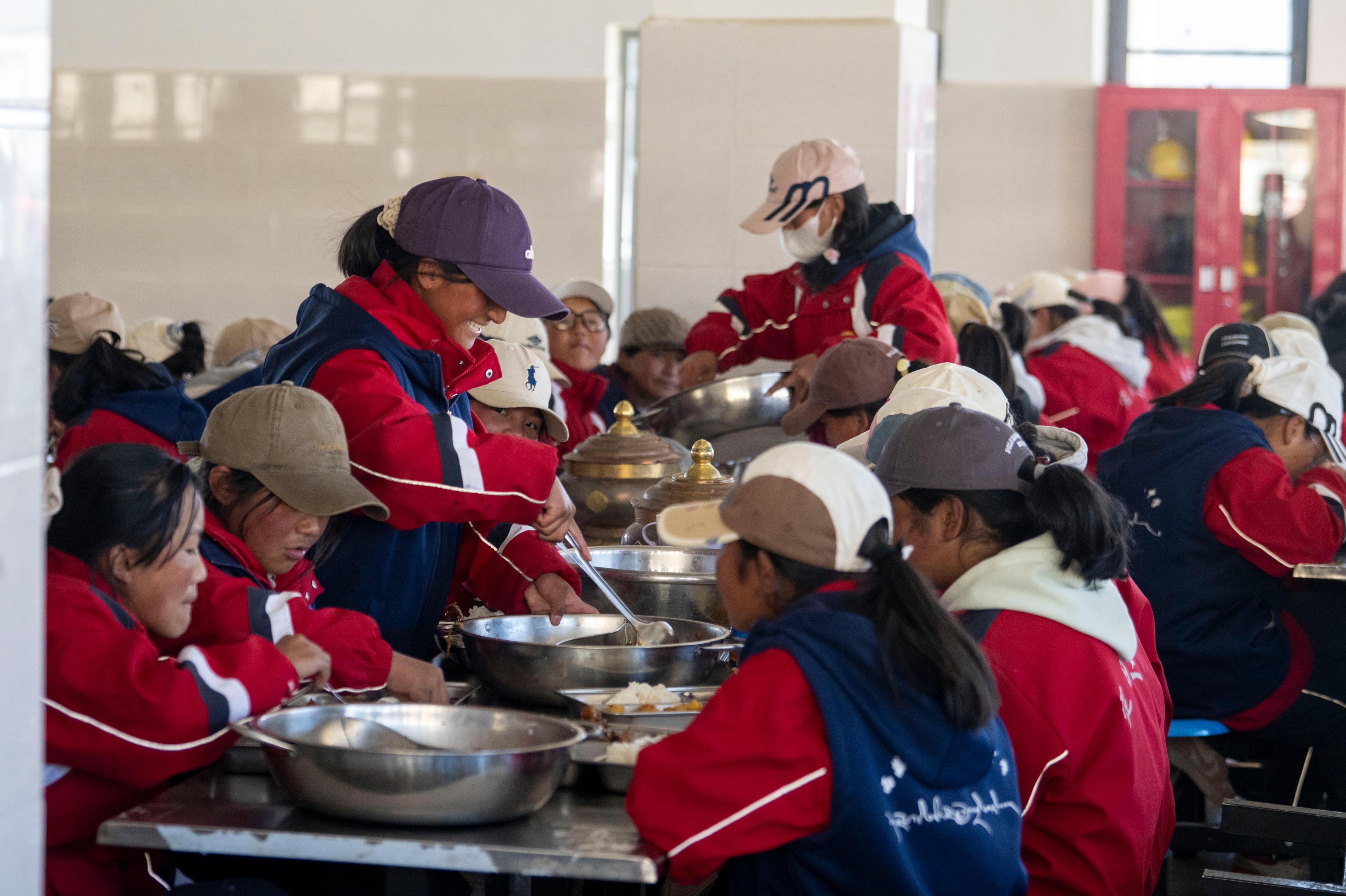 中午时分，学生们在食堂用餐。人民网记者 翁奇羽摄