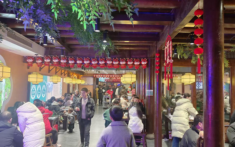 郧西县七夕天街旁的大唐名羊餐饮旗舰店座无虚席。徐光意摄