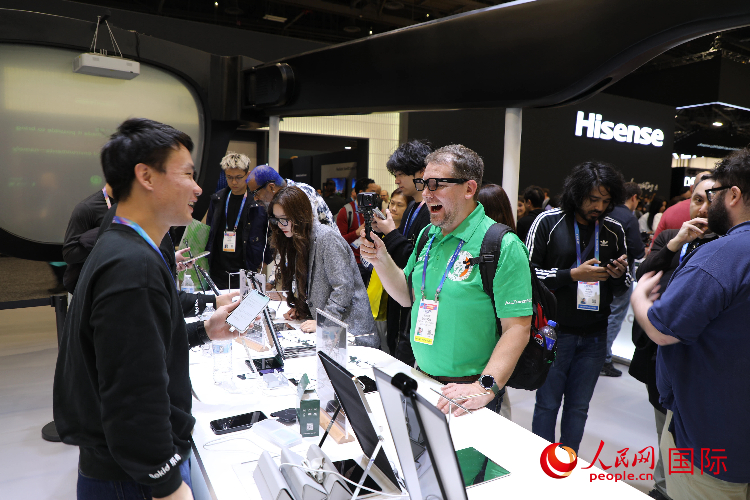 在杭州灵伴科技公司展台，观众在体验最新的智能眼镜。人民网记者 李志伟摄