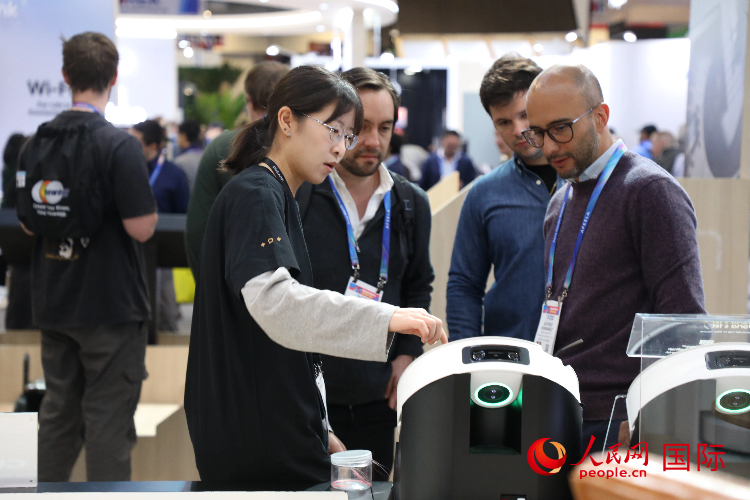 外国观众在中国追觅科技展台了解智能清洁电器。人民网记者 李志伟摄